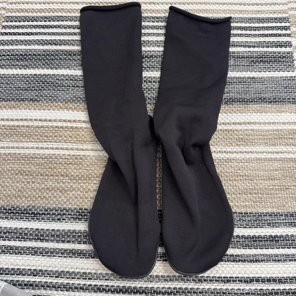 Yeezy Pods Size 1 Black Comes In Bag Kanye West 6-8.5
